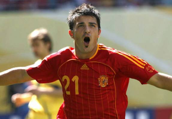 David Villa iguala recorde de Raúl, e Espanha sofre para vencer a