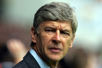 Arsene Wenger fumes at penalty, criticises the referee