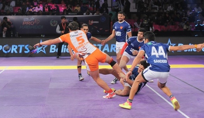 Manjeet Chhillar being grabbed by the ankle by rival Anil Kumar