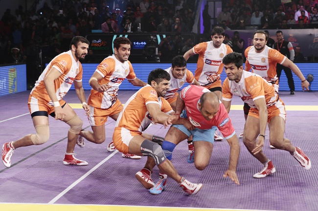 Jasvir Singh is surrounded by defenders of the Puneri Paltan as he attempts to garner a point for the Jaipur Pink Panthers in match 39 of the Star Sports Pro Kabaddi season 3 in Jaipur