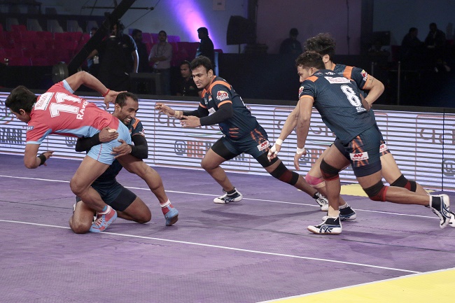 Bajirao Hodage with a perfect execution of the waist hold on Rajesh Narwal of the Jaipur Pink Panthers in match 40 of the Star Sports Pro Kabaddi season 3 in Jaipur