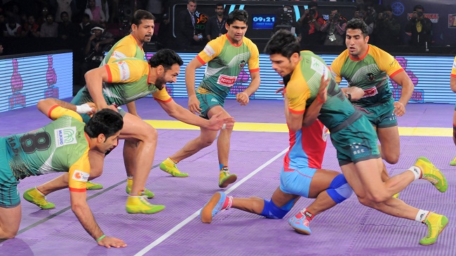 Rajesh Narwal is stopped in his tracks by rival defender Rohit Kumar of the Patna Pirates in match 42 of the Star Sports Pro Kabaddi season 3 in jaipur