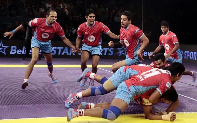 Rishank Devadiga is toppled over by Ran Singh and the other Jaipur Pink Panthers defensers in match 50 of the Star Sports Pro Kabaddi season 3 in Mumbai