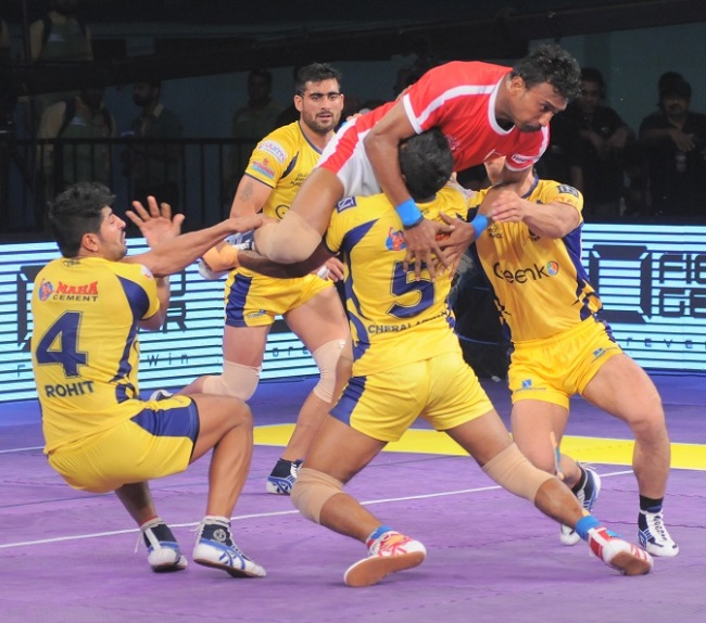 Kashiling, well known for his jumps over the defence is in trouble as he tries to challenge the might of D.Charalathan and another defender, the others in the picture are Rohit Baliyan and Rahul Chaudh