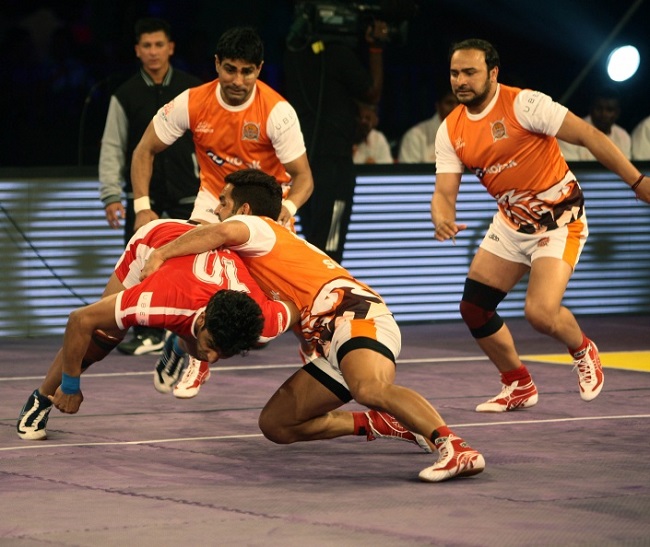 Surjeet of the Puneri Paltan who made a big impact is seen here single handedly bringing down Rohit Choudhary, the tall well built raider of Dabang Delhi KC