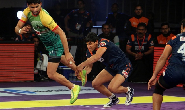Pradeep Narwal of the Patna Pirates escapes from the clutches of rival Nitin Tomar of the Bengal Warriors in Match 19 of the Star Sports Pro Kabaddi season 3 in Kolkata