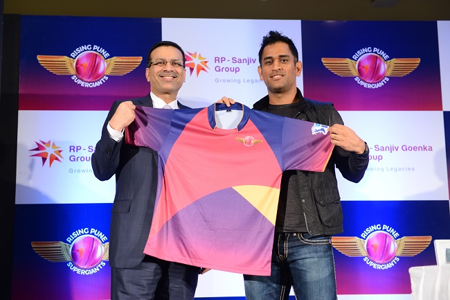 Sanjiv Goenka, Owner, Rising Pune SuperGiants and Captain MS Dhoni unveil the Team Jersey