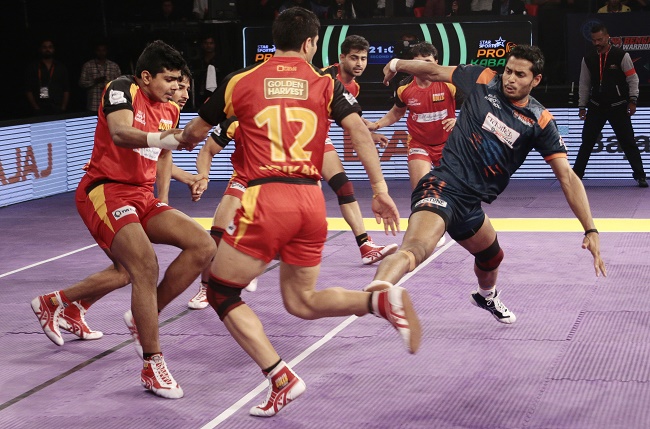 Mahesh Goud of the Bengal Warriors stretching his long legs for a toe touch on Shrikant Tewthia in match 53 of the Star Sports Pro Kabaddi season 3 in Mumbai