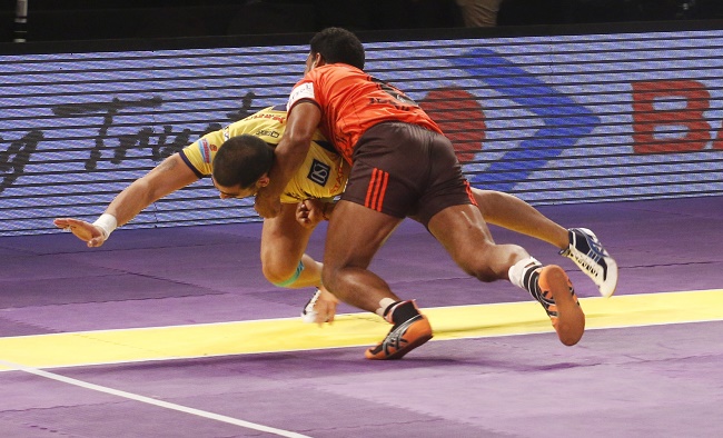 U Mumba defender Jeeva Kumars efforts to dash tackle Rahul Chaudhari go in vain as the Telugu Titans captain just about manages to cross the midline in match 54 of the Star Sports Pro Kabaddi season 3