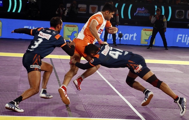 Deepak Hooda escapes the tackles of Bengal defenders Bajirao Hodage and Umesh Mhatre in the 3rd place match of the Star Sports Pro Kabaddi season 3 in Delhi