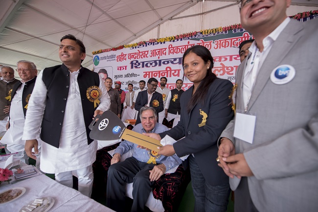Chief Minister Akhilesh Yadav honours Mount Everest climber Arunima Sinha