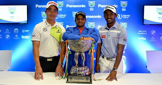 Defending champion Chiragh Kumar (c) and Chikkarangappa with the Panasonic Open trophy
