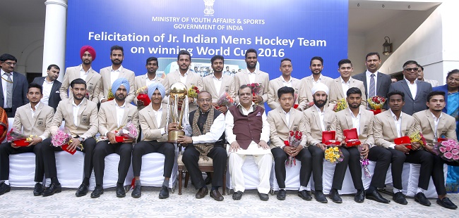 Hon'ble Minister of State (Independent Charge), Ministry of Youth Affairs And Sports, Mr. Vijay Goel, FIH President Dr. Narinder Dhruv Batra along with the junior men’s Indian hockey team during the felicitation ceremony in New Delhi on 28th December, 2016. 