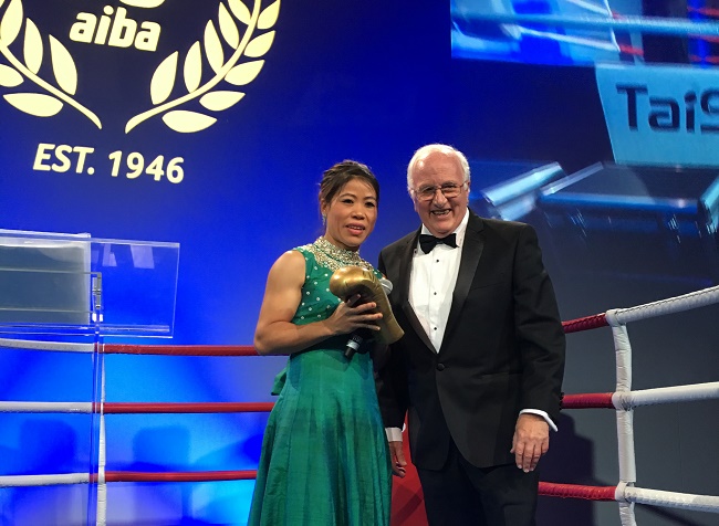 Mary Kom receiving the AIBA Legends award 