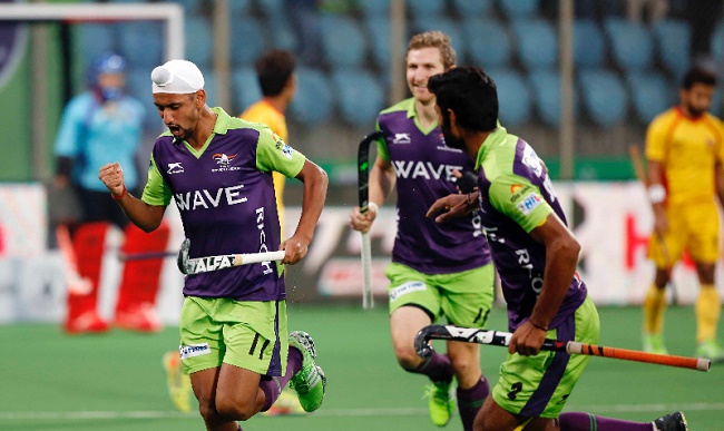 Mandeep Singh of Delhi Waveriders in action during the 2016 Coal India HIL