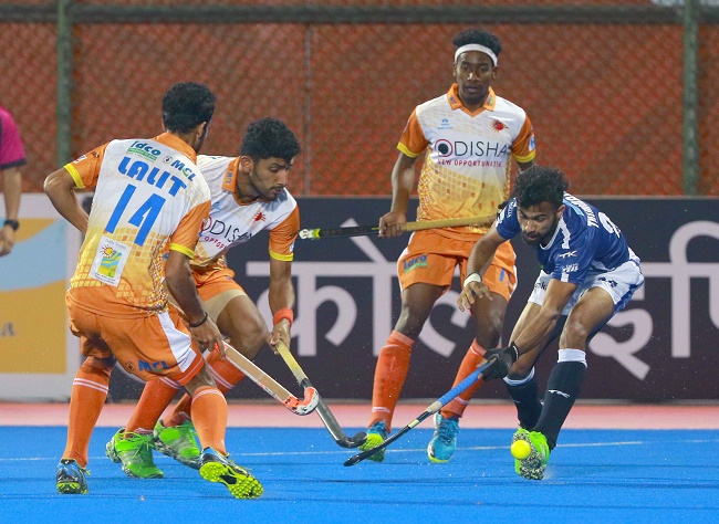 Dabang Mumbai avenged their bitter loss to Kalinga Lancers in their home game with a sensational 5-2 win.