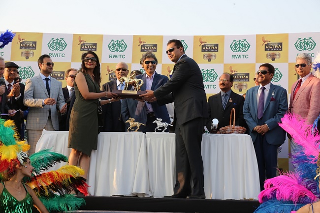 The winners of Indian Derby 2017 recieving the trophy from Mr. Shekhar Ramamurthy, MD- United Breweries Limited.