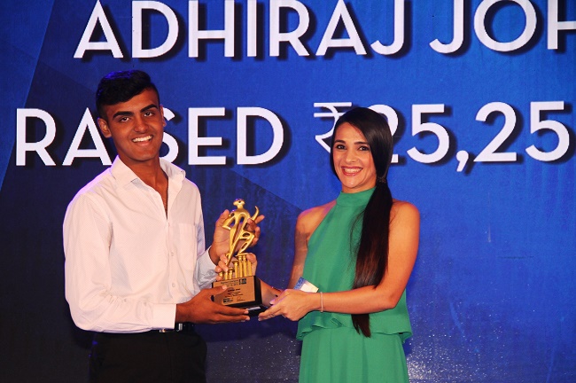 Adhiraj Johri receiving the Young Leader award from Actress & Marathon Runner Tara Sharma at SCMM Charity Award 2017