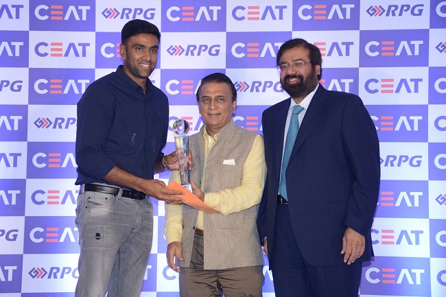 Left to Right - R Ashwin, Sunil Gavaskar, Harsh Goenka (Chairman, RPG Enterprises) at CEAT Cricket Rating Awards 2017 in Mumbai