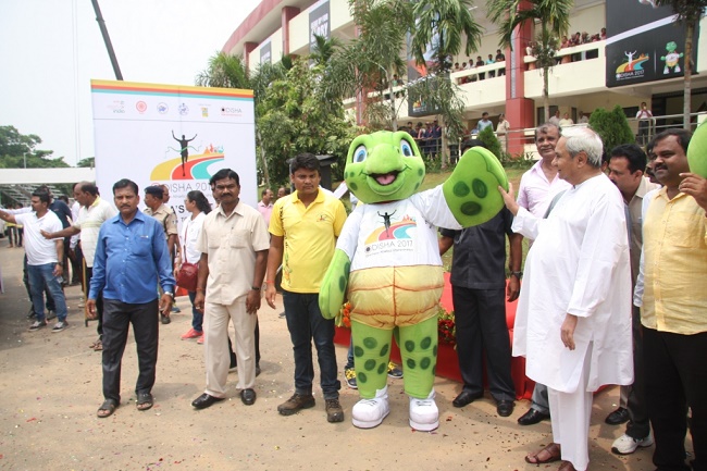 Honourable Chief Minister, Shri Naveen Patnaik with Olly, the official mascot of 22nd Asian Athletics Championships 2017