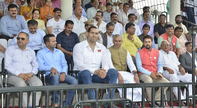 The Great Khali, Hon’able Governor Acharya Devvrat and Anurag Thakur during HP State Olympic Games