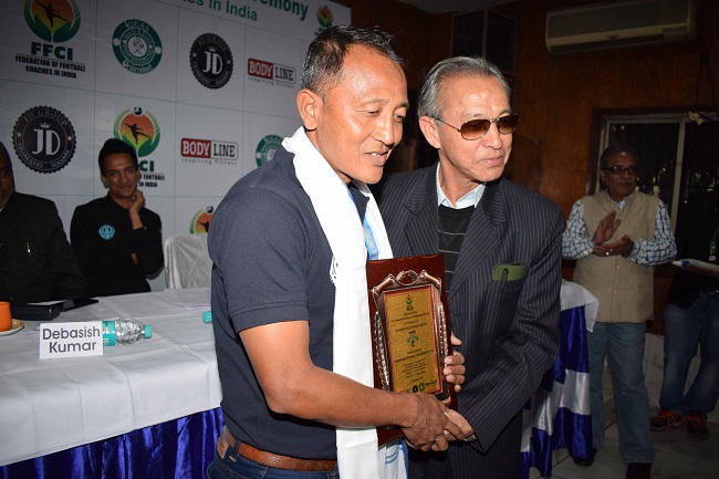 Shyam Thapa giving away the I-League , Head Coach of the Month to Wangkhem Khogen Singh