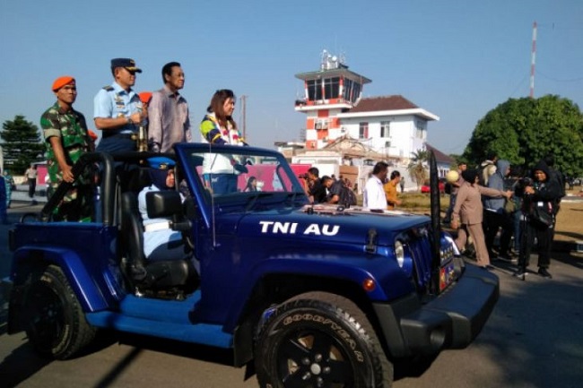 Susy Susanti (right) and the Governor of Yogyakarta, Sultan Hamengkubuwono X (second from right), travel in the torch relay convoy at the Indonesian Air Force base on Tuesday morning.  (Photo: Antara)
