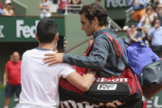 Roger Federer not amused with on-court selfie