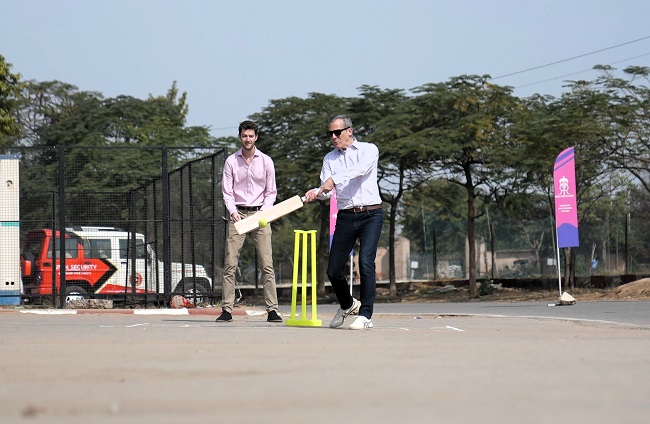 US Ambassador To India Eric Garcetti Enjoys Gully Cricket In Jaipur - The Sports Mirror - Sports News, Transfers, Scores | Watch Live Sport